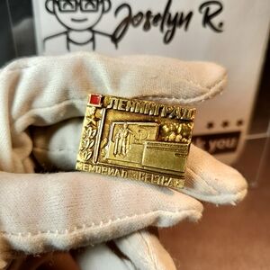 Vintage Communist Leningrad Badge USSR RUSSIA Soviet "Hero City Leningrad" Memor